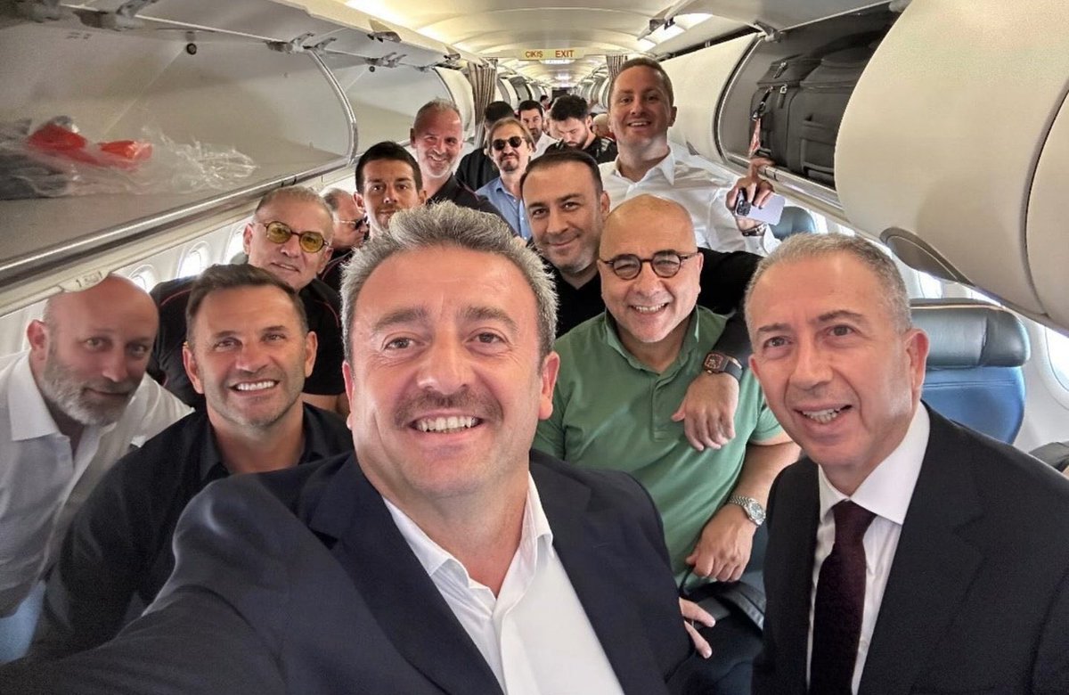 smnkdmn's tweet photo. Tek doğrunuzu yapın istifa edip siktirin gidin  #Yönetimİstifa @GalatasaraySK https://t.co/Ai40R1mkop