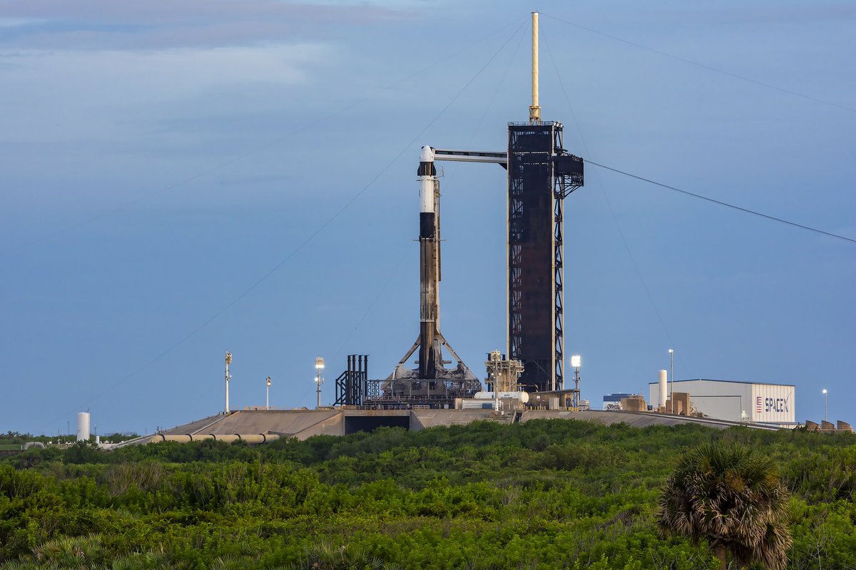 Spent a couple hours alone with our sleeping Dragon. 20.24 mile run in honor of the Year of the 🐉. 

Unique facts about LC-39A:
- Pad built in 1960s to handle Saturn V rocket 
- All Apollo &amp; Falcon 9 crewed missions except Apollo 10 have launched from 39A as well as many Shuttle