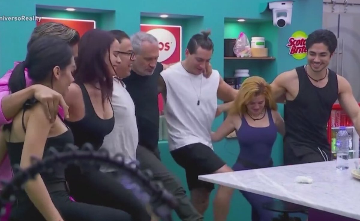 Mi familia en la foto navideña después de tirarse mierda todo el año: #LaCasaDeLosFamososMx #LCDLFMX2