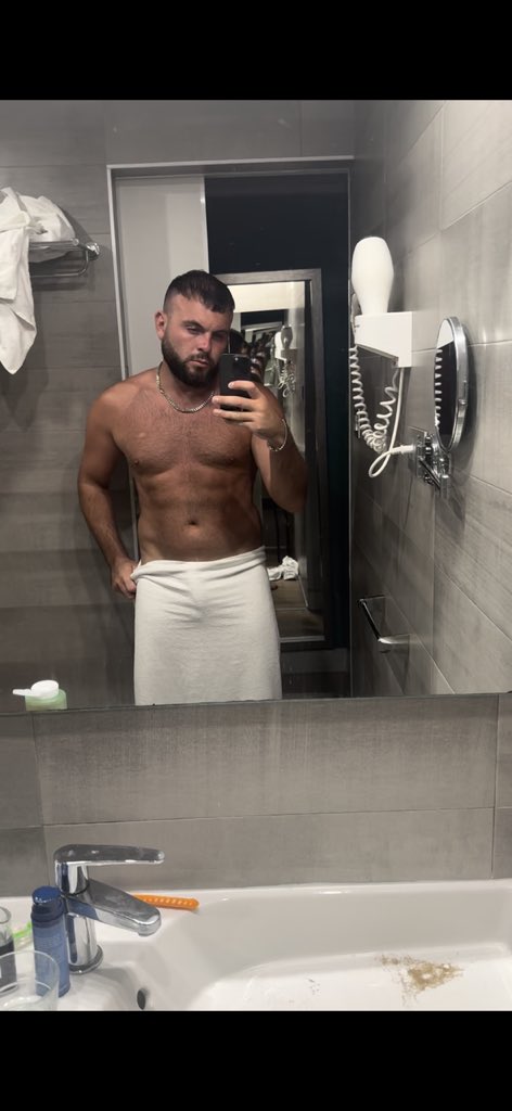 Want me to drop my towel ?? 
#onlyfan #gay #fuck #muscle #drop 

linktr.ee/Sirpigxxx