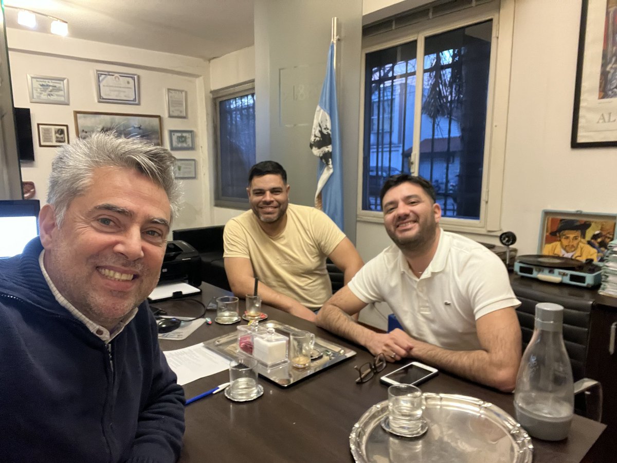 Amamos lo q Hacemos. Nuestras ciudades y nuestra Identidad. Unimos esfuerzos y trabajamos Juntos. Florencio Varela <a href="/carlos_boco/">Carlos Boco</a>, Berazategui <a href="/ravelo_hector/">Hector Ravelo</a> y Quilmes <a href="/DiGiuseppeWal/">Walter Di Giuseppe</a> 
Un equipo con camiseta! 
Grindettismo con Buenos Aires. #nuevoPRO 
<a href="/Nestorgrindetti/">Néstor Grindetti</a> 
<a href="/adrianurreli/">Adrián Urreli</a>