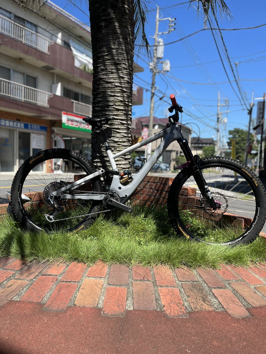 astbikes's tweet image. ASTで私乗車！？として使っていた #specialized #kenevoslexpert を手放します。大体1年半で距離644kmと少ないです。Fサスは5月にOH済み、リヤユニットは何とFOX FACTORYに変更、クランク、タイヤ、ホイール、ブレーキも新品です。税込み定価￥1353000です。販売価格は半額の
￥676500での販売です。