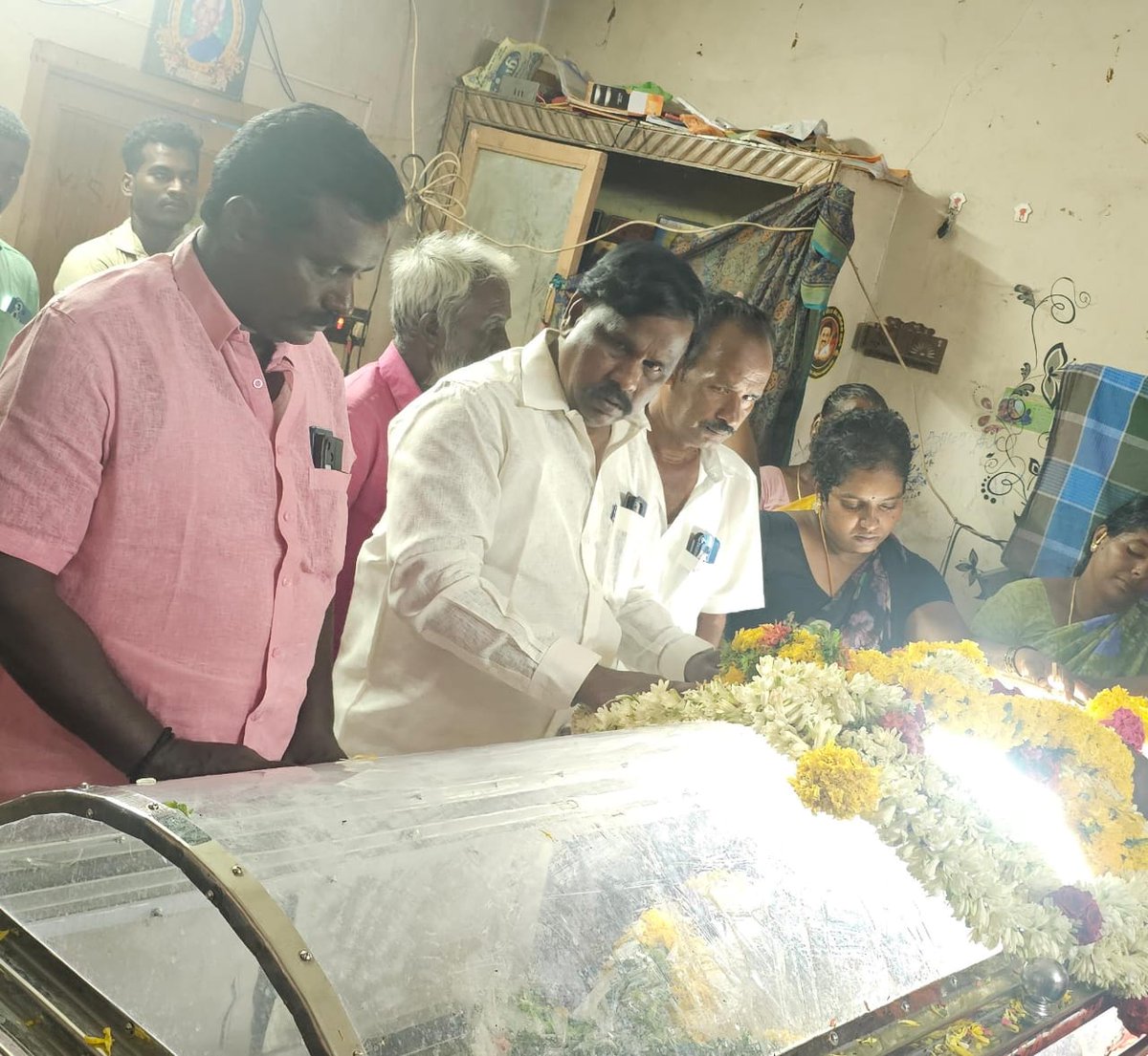 திமுக வர்த்தகர் அணியின் மாநில துணை செயலாளர்  வேப்பூர் வி.எஸ். பெரியசாமி (60) அவர்கள் அண்மையில் காலமானார். இன்று அவரது குடும்பத்தினரைச் சந்தித்து ஆறுதல் கூறினோம். 
நாடாளுமன்றத் தேர்தலின் போது அவர் ஆற்றிய பணிகள் போற்றுதலுக்குரியது. 

அவரை இழந்து வாடும் குடும்பத்தினருக்கு எனது