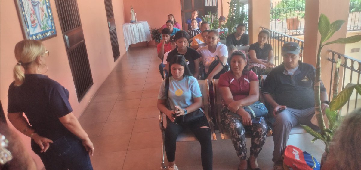 CNAEC11's tweet photo. Hoy equipo CNAE recibe a los nuevos ingresos de cocineras y cocineros del C1 en el estado Bolivar
Gracias a la gestión revolucionaria de nuestro reelecto presidente @NicolasMaduro este recurso humano es para seguir fortaleciendo el sistema educativo a través del PAE 🧑‍🍳👩‍🍳 https://t.co/J7xsb6uwCe