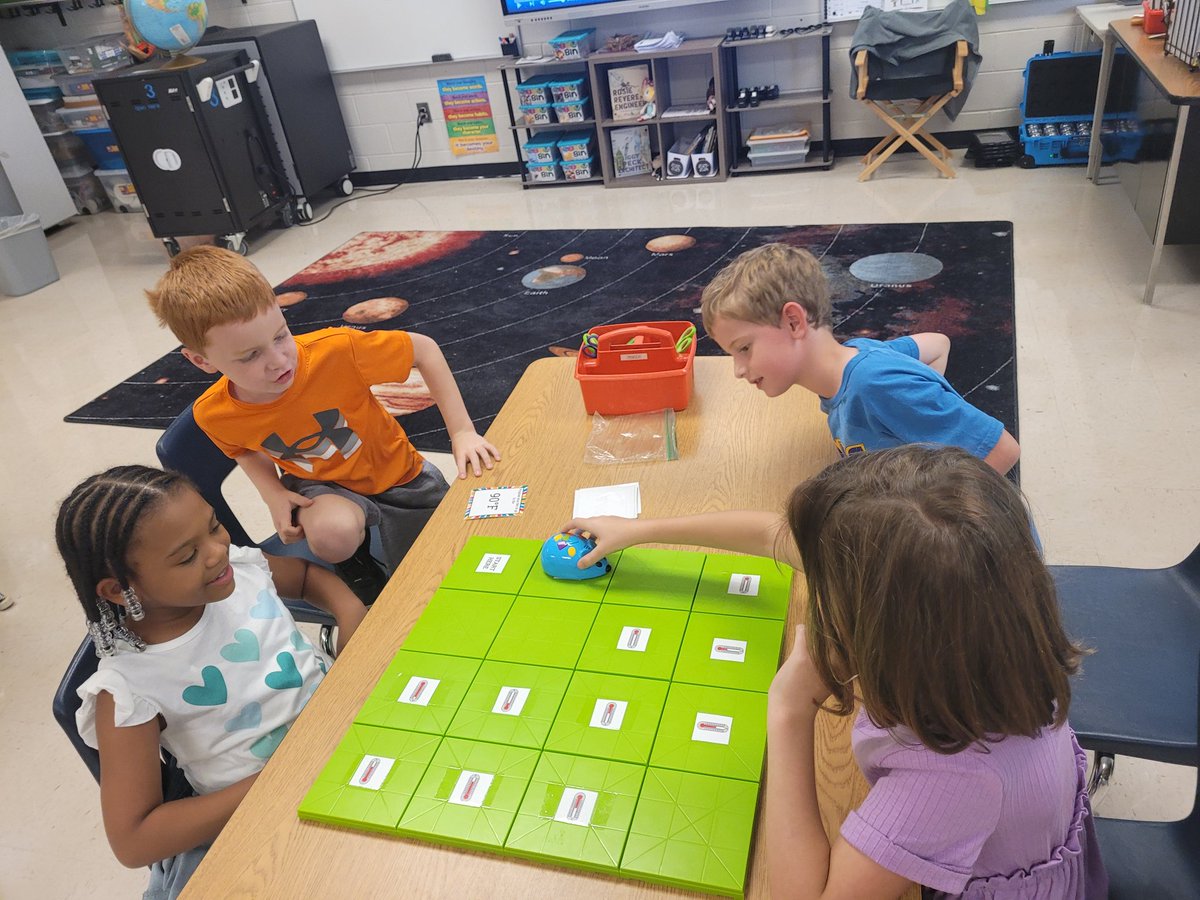 MrsSmithSTEMLab's tweet photo. No better way to learn about temperature than with a #codingmouse! Our @PickettsMillES 1st grade pirates were #totallyengaged! @STEMcobb https://t.co/CaP6zaXc2v