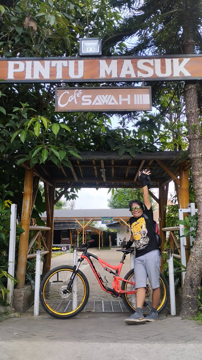 Di lingkungan orang munafik, orang jujur adalah penjahatnya...

- Michael Corleone