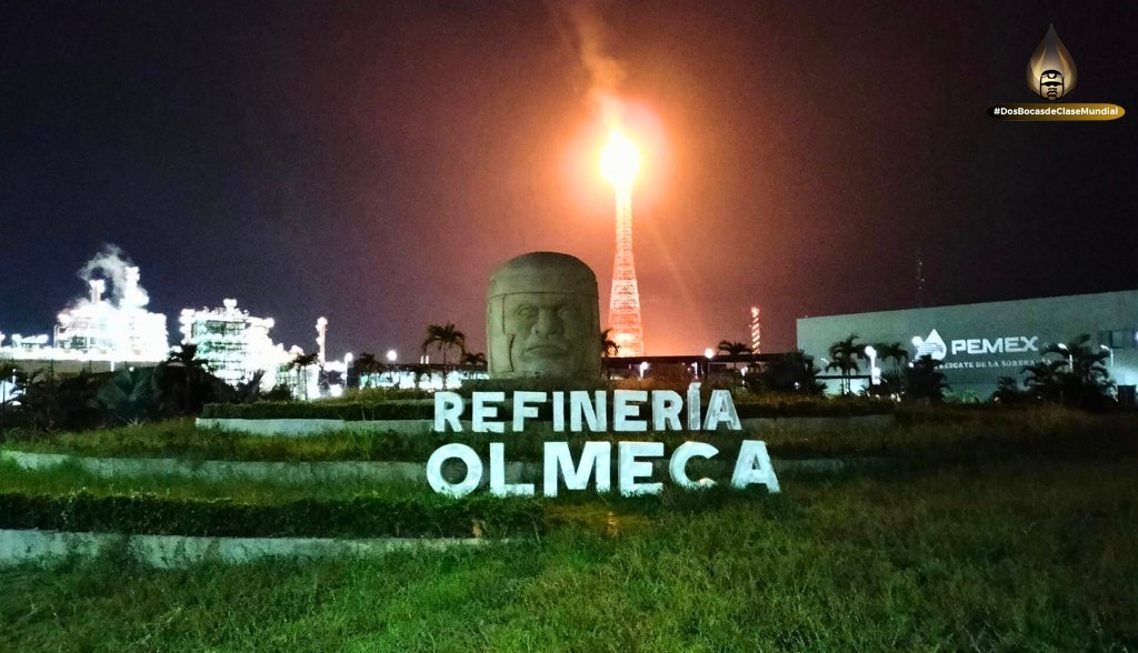 En la refinería Olmeca en Dos Bocas continuamos con la producción de petrolíferos. Además de ser una refinería de última generación, esta refinería cuenta con réplicas de las esculturas de cabezas colosales de la cultura Olmeca en tributo a la civilización de la antigua