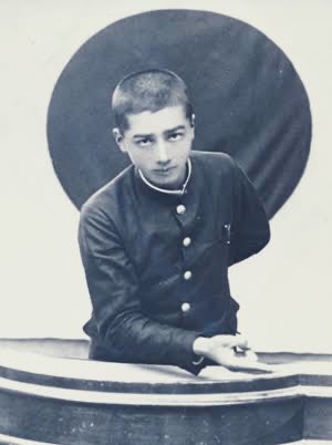 ワコール創業者 塚本幸一の少年時代が美少年なうえ 目力とポーズと背景