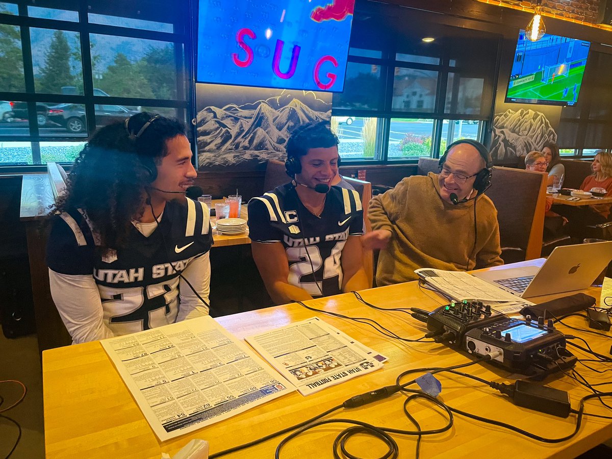 UtahState_AD's tweet image. Great Coaches Show tonight.
Thanks Kyrese and Jordan🤘🏻💙‼️. Join 🏈HC Nate Dreiling and your Aggies each Wednesday night at Ruby’s.