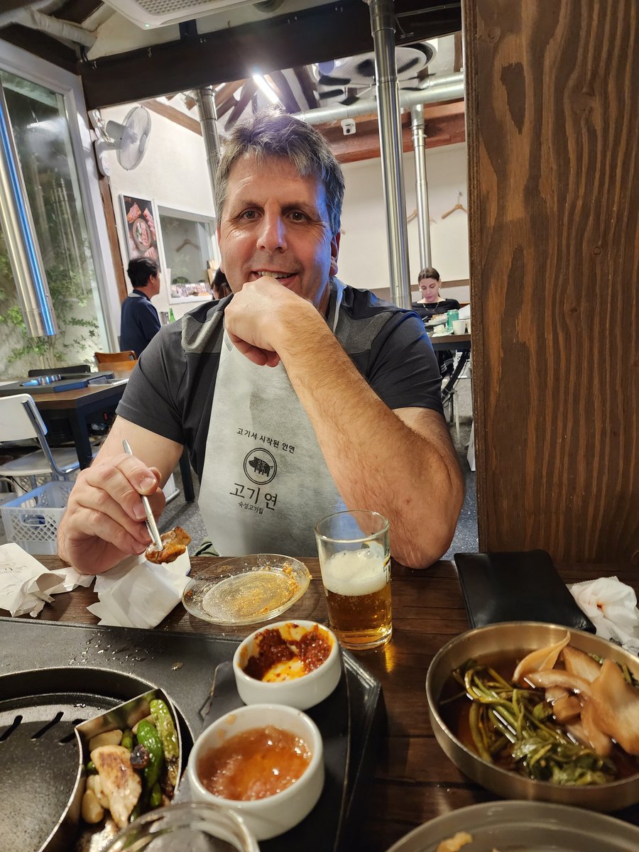 오랫만에 서울 왔는데 두산은 대구에서 경기했기 때문에 멀어서 못갔어요. 대신에 맛있는 삼겹살 필수!