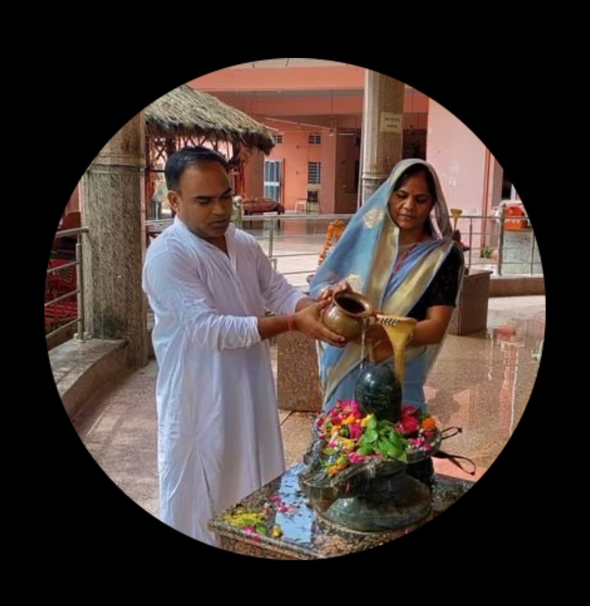 वेसे तो बहुत शिक्षक ने हमे पढ़ाया लिखाया समझाया लेकिन फ़िलहाल ट्विटर पर है मेरे एक एक शिक्षक जिन्होंने मुझे #ANM_ट्रेनिंग_में_पढ़ाया जिनका नाम है <a href="/shivnagar2772/">Shiv Nagar 🇮🇳</a> जी सर 🙏🏻 

यह सर हमे #एनाटॉमी पढ़ाते थे जो मुझे मुझे सबसे ज़्यादा मुश्किल लगती थी 😚🫣  यह बहुत अच्छी तरह पढ़ाते थे