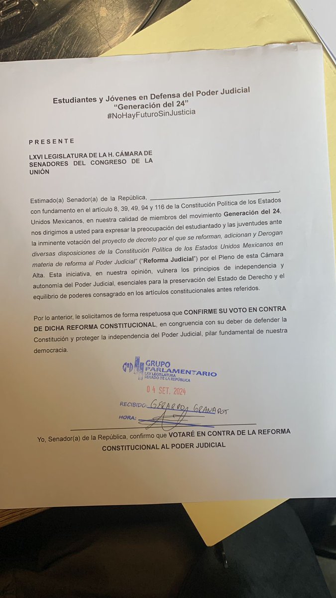 danielmdax's tweet photo. ATENCIÓN 🚨

Un mensaje a las y los Senadores del PAN, PRI y Movimiento Ciudadano:
Tienen en sus manos el futuro del país.

Hoy los estudiantes fuimos al Senado a exigir su asistencia y su voto en contra de la Reforma Judicial. 

El país los está viendo. No nos decepcionen. 🇲🇽⚖️ https://t.co/gthUBDMmAb