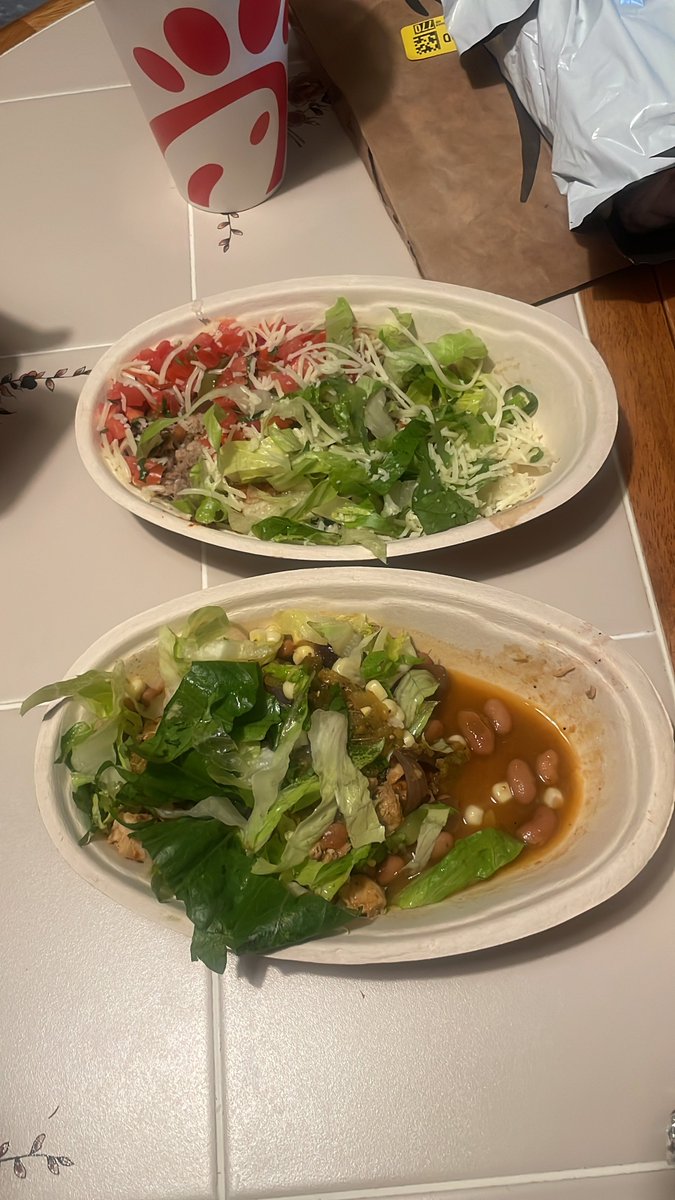 _brittanny_23's tweet photo. @ChipotleTweets Sad that these are the burrito bowls we got tonight for dinner. That’s barely a bowl, more like a mini salad. https://t.co/boVsXAMSZS