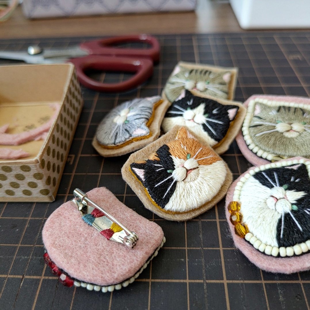 [専用　こり様 　おまとめ分]刺繍 フェルト ハンドメイド ブローチ ブローチへの仕立て🪡最後の工程✂️ 貼り合わせたフェルトのぎりぎり