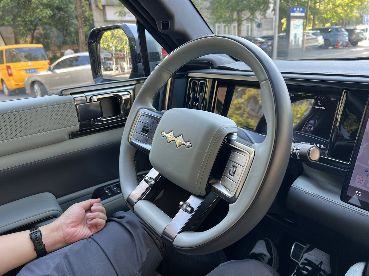 shinyomag's tweet photo. BYDっていう電気のクルマ。中国で最大のBEVメーカーで世界第2位…
すげー高級なEVかと思ったら、600万円ぐらい。冷蔵庫ついてる。いい音出てると思ったらスピーカーはフランス製。
正直クオリティはかなり高い
#Leopard5 https://t.co/uZnxTmYYVn
