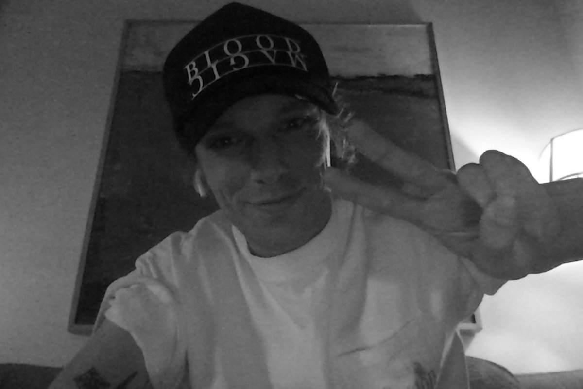 x0xJennix0x's tweet photo. No matter how lonely you feel, I hope that you remember your connectedness to this world, and I hope you remember how deeply loved you are. 
#jamiebower #cmfsg #bloodmagic https://t.co/dVKv3afHw4