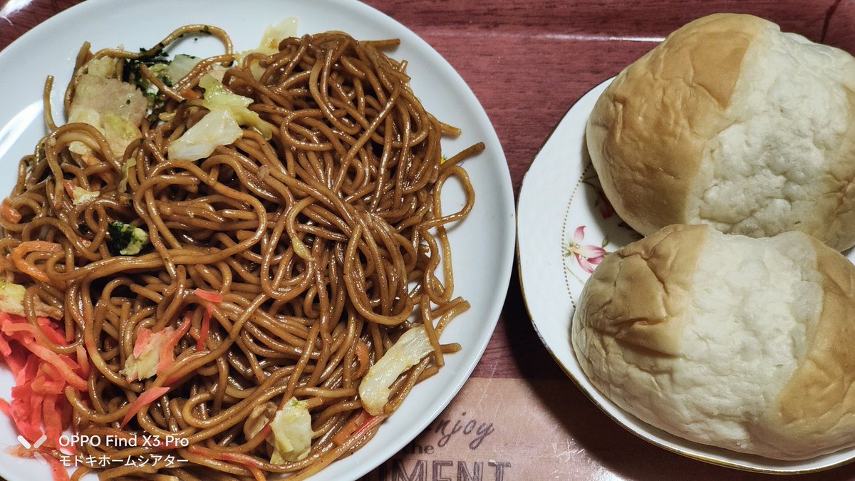modokitheatre's tweet image. 本日少の昼食!!昨日いつもとは違う百貨店内の食品売り場で買った『ソース焼きそば』と『Pasco の 牛乳ロール2個』🍜🫓🫓😋 約7単位 右 #GalaxyS24Ultra 左間もなくドナドナ予定の #OPPOFindX3Pro にて撮影 流石にハイエンド同士と言っても3年前のFind X3 Proより現行のS24 Ultraの方が実物に近い😅