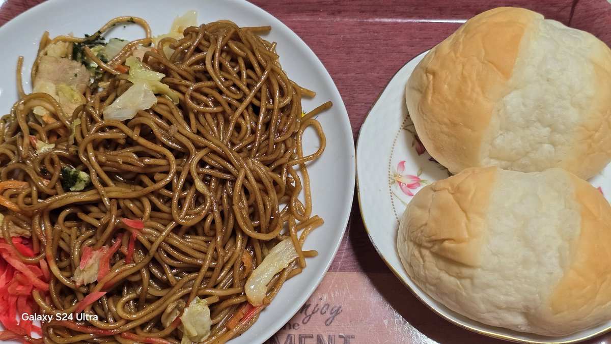 modokitheatre's tweet image. 本日少の昼食!!昨日いつもとは違う百貨店内の食品売り場で買った『ソース焼きそば』と『Pasco の 牛乳ロール2個』🍜🫓🫓😋 約7単位 右 #GalaxyS24Ultra 左間もなくドナドナ予定の #OPPOFindX3Pro にて撮影 流石にハイエンド同士と言っても3年前のFind X3 Proより現行のS24 Ultraの方が実物に近い😅