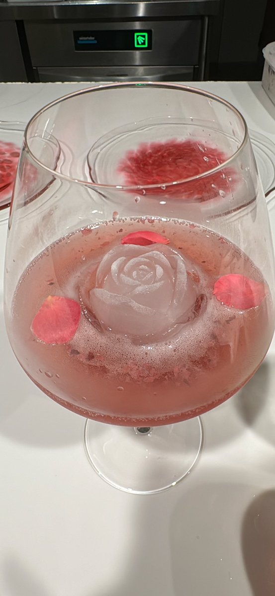 spiel14's tweet image. 新宿御苑前にある香りの余韻をコンセプトにした「LastNote」

【2024年8月でじゃーとコース】
◆アシェットサントノーレ
⚫︎薔薇とスパークリングワインのカクテル
◆すだちの巣立ち

#LastNote #ラストノート
#でじゃーとコース #デザートコース
#新宿御苑前グルメ
#新宿グルメ