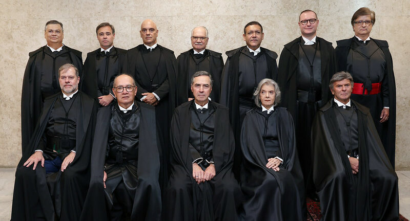 souapenasV's tweet image. O que precisa ficar claro historicamente é que o golpe judicial foi dado no momento do processo de impeachment de Dilma Rousseff em 2016. O processo foi falso e conduzido pelo STF, quando o Congresso deveria ter conduzido.

O juiz Lewandowski decidiu que Dilma Rousseff não seria…