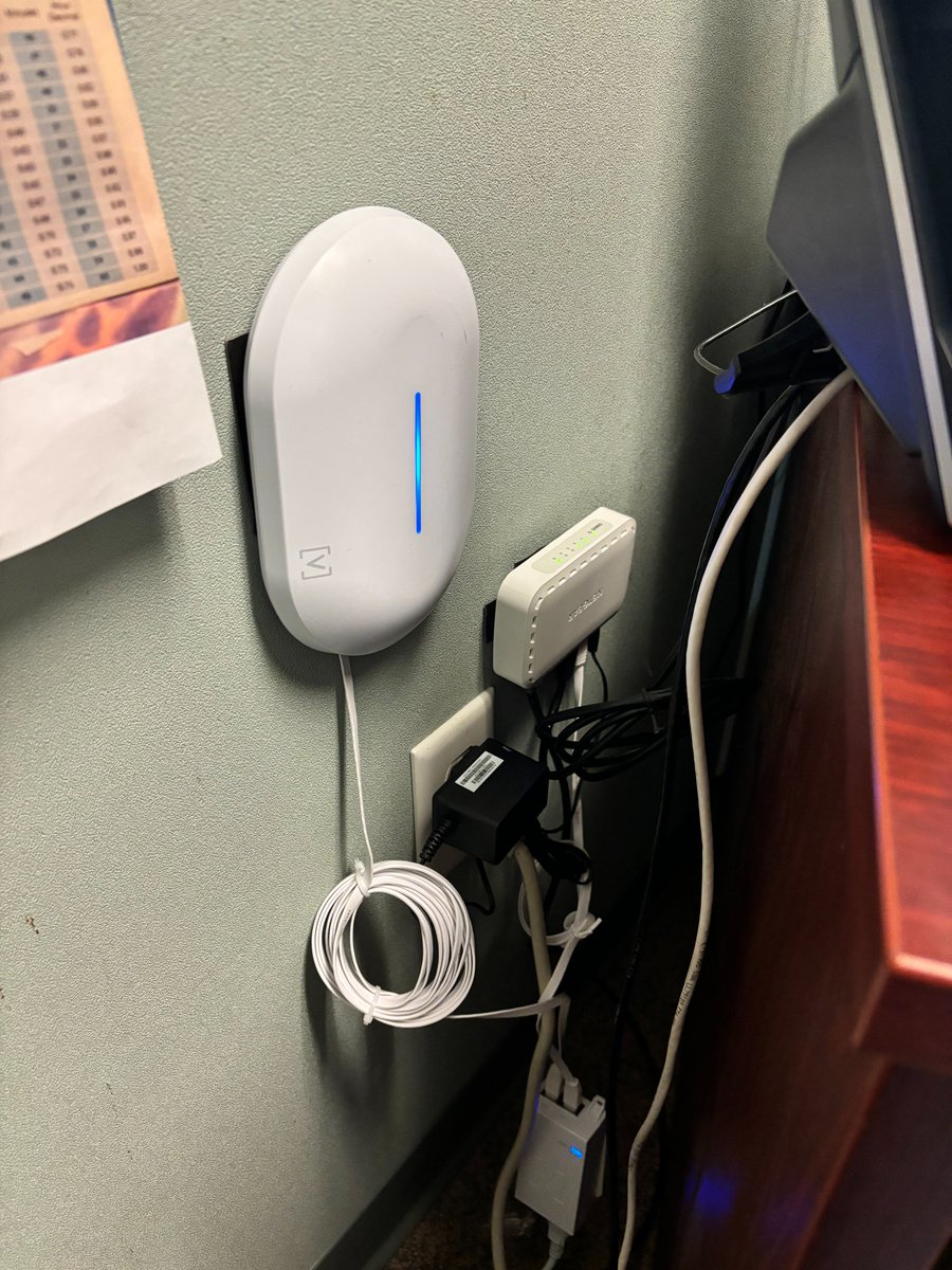 Swol3y's tweet image. Another day, another opportunity to install coverage ... 
Next to my mothers desk at here Doctors office #familybuisness #DePINthetrenches @XNET_Mobile #XNET