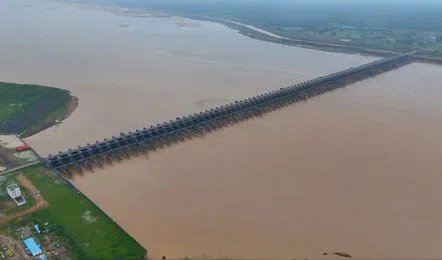KSriniReddy's tweet photo. Medigadda barrage stads tall having withstood the mighty flow of Godavari. But it's structural stability was questioned by political parties.  They did everything possible to malign it. From misleading statements that ridiculously dubbed expansion joints as cracks, to saying that the entire barrage had collapsed, the Congress even said that the entire project was a mammoth mistake and that it was a big liability for Telangana. But the #Medigadda (Lakshmi) Barrage is now having the last laugh, having proved that the entire election campaign of the Congress that focused on #Kaleshwaram was, in fact, a bigger sham.

Even as the latest round of heavy rains continue to disrupt normal life in the State, the #KaleshwaramLiftIrrigationScheme, particularly its key component, the Medigadda Barrage, has demonstrated remarkable resilience, dispelling concerns about its structural integrity. Despite intense scrutiny and scepticism, the barrage has successfully managed significant water flows, proving its robustness. @KTRBRS
https://t.co/Dv5edQ3IOq