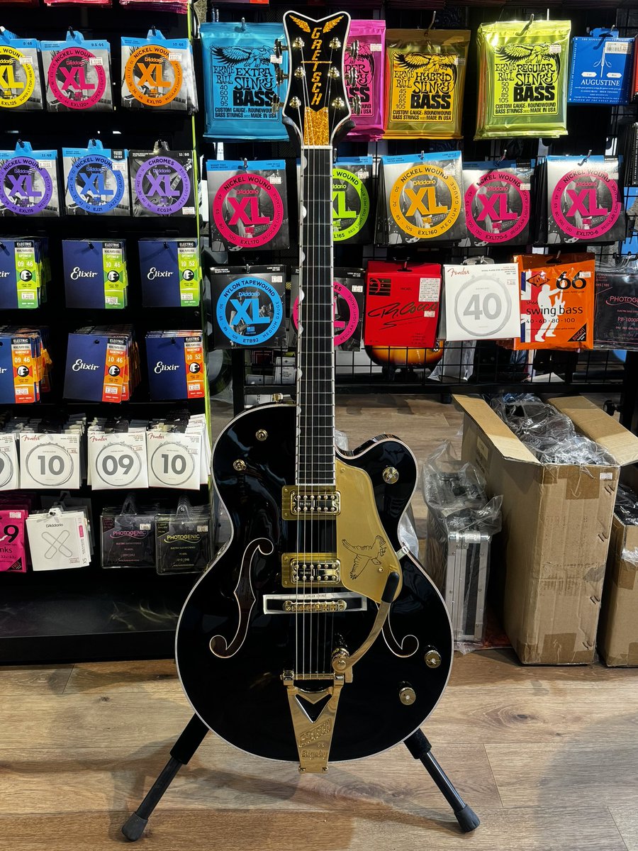 すんごいオシャレでカッコいいグレッチ入荷しました🎸

Gretsch G6136TG 
Limited Edition Falcon Jr
with Bigsby Ebony Fingerboard Black
