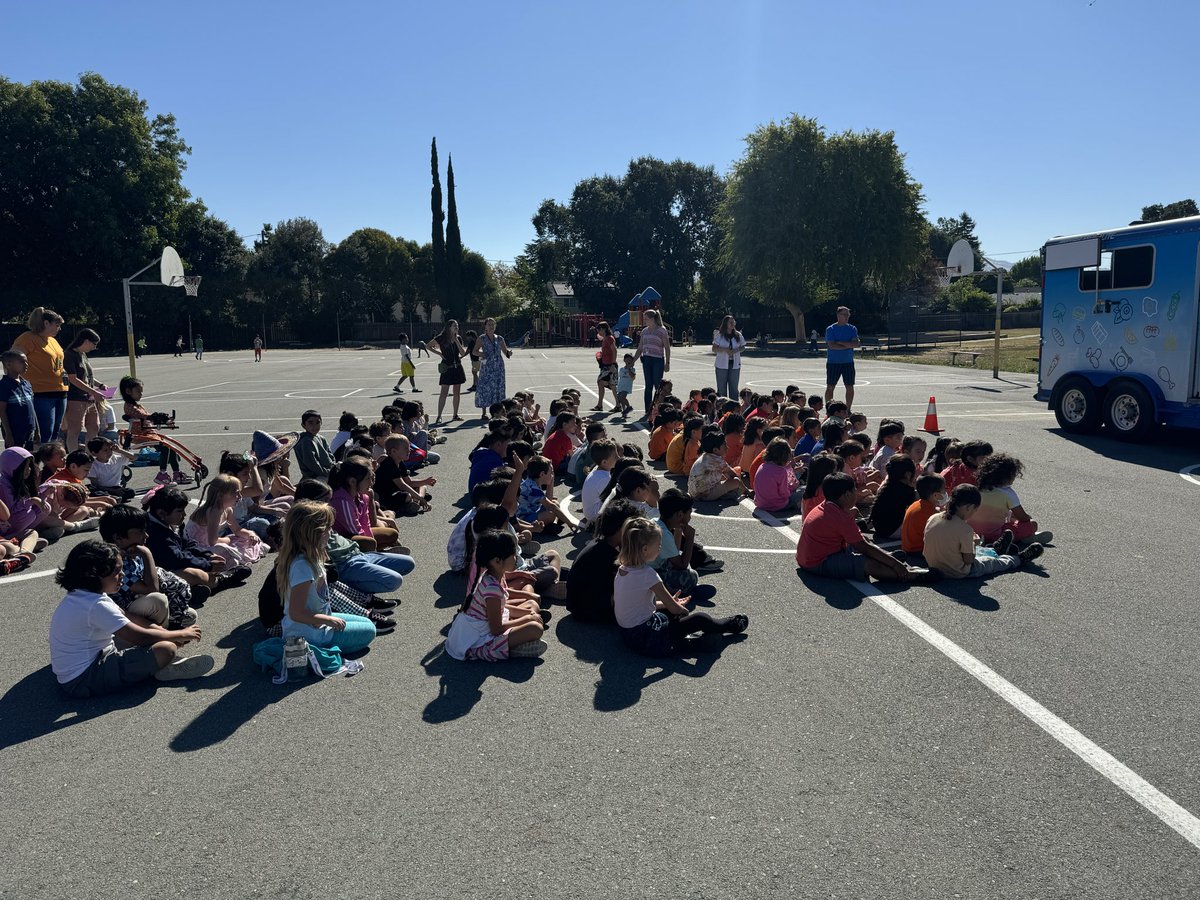 Amy Monaghan tweet media