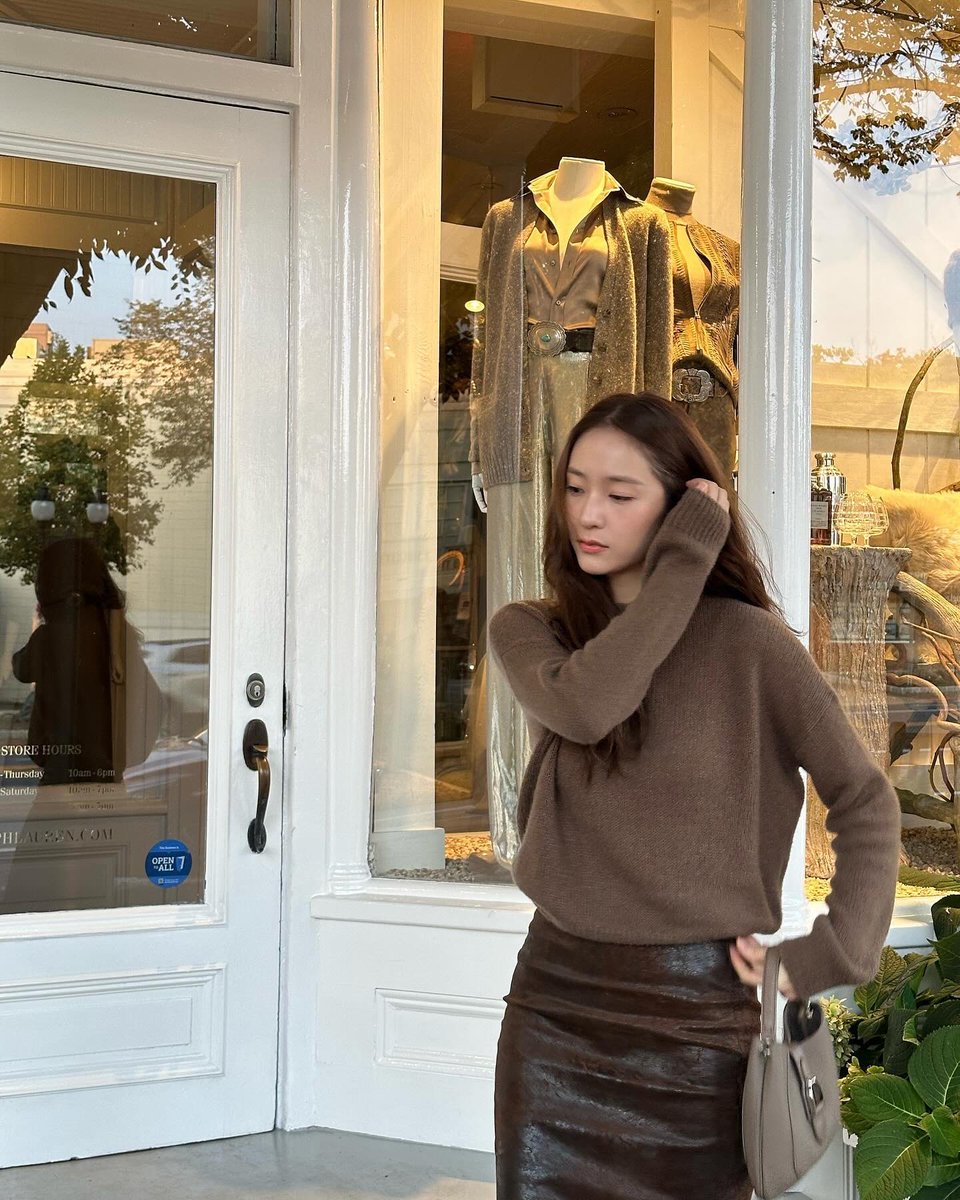 krystclass's tweet photo. [Krystal IG]

“in the hamptons wearing the new fall24 RL collection.. 🍂 @.ralphlauren #.RLcollection” https://t.co/IriqGBuhRq