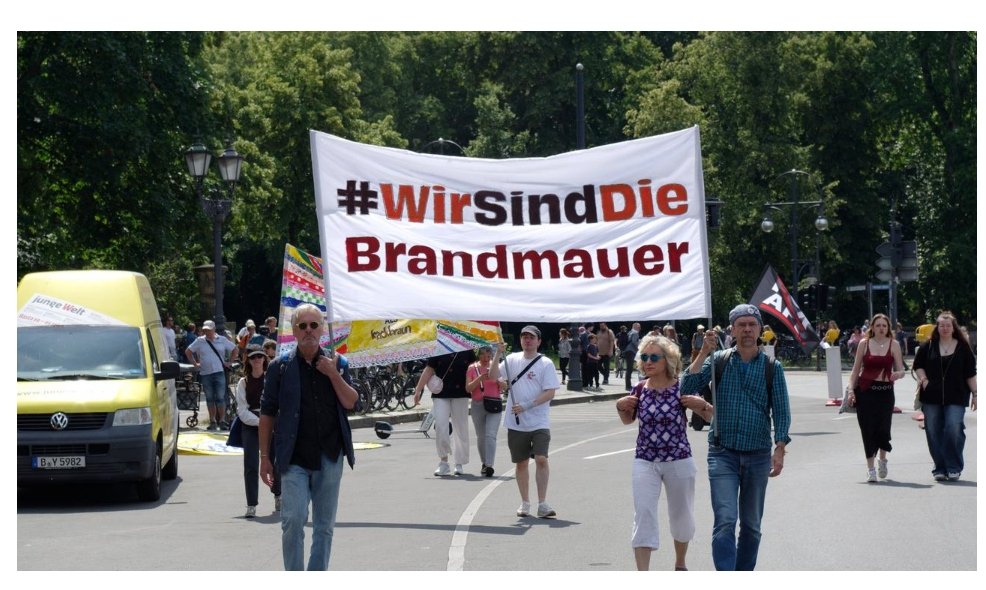 Mittlerweile übernehmen alle Parteien bis zu 90% die Themen der AfD. 

Wollen denn jetzt alle:
- Nazis und Rassisten sein?
- vom VS beobachtet werden?
- als rechtsextrem eingestuft werden? 

Wichtig ist, das die Brandmauer zu denen hält, denen man alles noch macht.