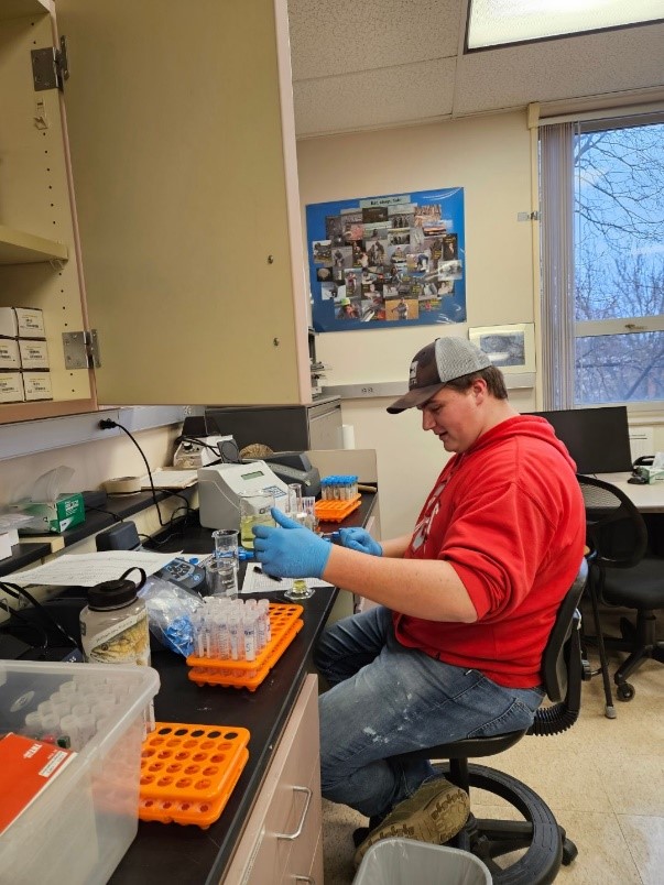 ☀️Not all research is fun in the sun!☀️ Master's student Brenden Elwer is pictured in the lab, he's working on using habitat suitability to assess the risk of invasion by carp in eastern North &amp; South Dakota. Brenden is advised by Dr. David Coulter! #OneDayforSTATE