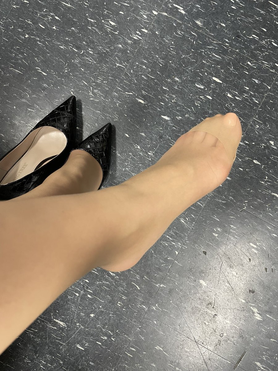 오랜만에 커피색

#커피색스타킹 #하이힐 #페티쉬 #펨돔의일상 #foot #stocking #femdom #seoul #daily