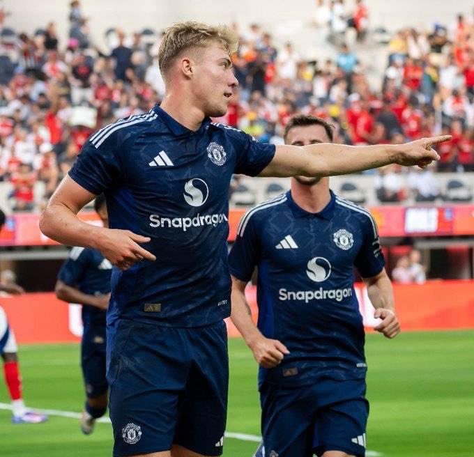 UtdForever7's tweet image. 🇩🇰 Rasmus Hojlund 
Potential Return Date: 14/09/2024
vs Southampton.

🏴󠁧󠁢󠁥󠁮󠁧󠁿 Luke Shaw
Potential Return Date: 14/09/2024
vs Southampton. 

#MUFC