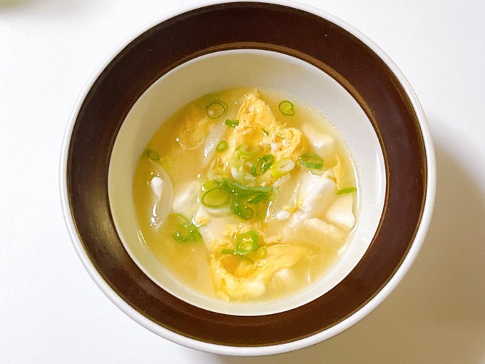 【本日の料理日記】

鶏むね肉を塩茹でした汁の残りをスープに使うことに。
今日はどうしても包丁を使いたくない気分だったので、あらかじめ切って冷凍しておいた玉ねぎを入れて煮込む。
味見をしてみると、スープとして飲むにはだいぶ塩気が濃いだけで味気ない。 