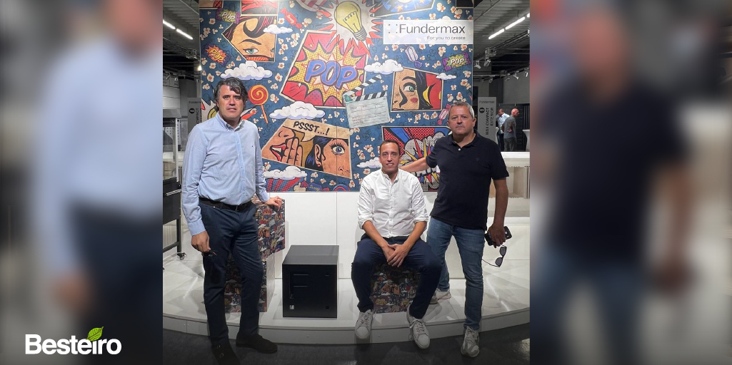 MaderasBesteiro's tweet image. 🔸El gerente de #MaderasBesteiro @CarballoLama  y nuestros compañeros de compras, Santiago y Fernando, durante la visita a la fábrica de #Fundermax en Austria, nuestro principal proveedor de HPL con el que elaboramos el aplacado a la carta con sello Besteiro, Best•Lam👌