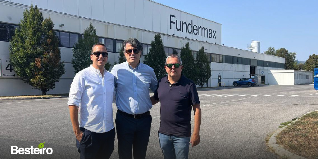MaderasBesteiro's tweet image. 🔸El gerente de #MaderasBesteiro @CarballoLama  y nuestros compañeros de compras, Santiago y Fernando, durante la visita a la fábrica de #Fundermax en Austria, nuestro principal proveedor de HPL con el que elaboramos el aplacado a la carta con sello Besteiro, Best•Lam👌