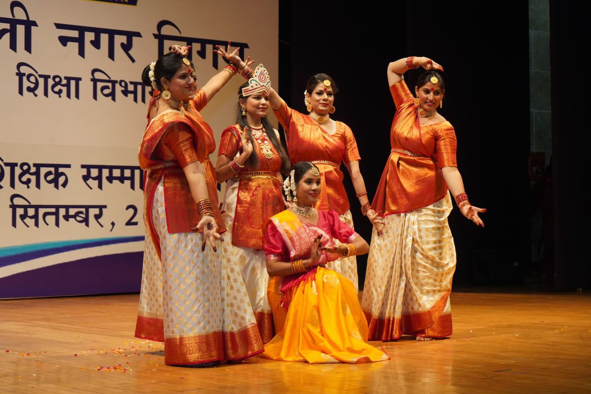 आज शिक्षक दिवस के अवसर पर दिल्ली नगर निगम के शिक्षक सम्मान समारोह में शामिल होने का अवसर मिला. 

आज दिल्ली के बच्चे भारत में सबसे बेहतरीन शिक्षा पा रहें हैं उसका श्रेय दिल्ली के शानदार शिक्षकों को ही जाता है। 

शिक्षकों को सम्मानित करना बड़ा गौरव का काम होता है।