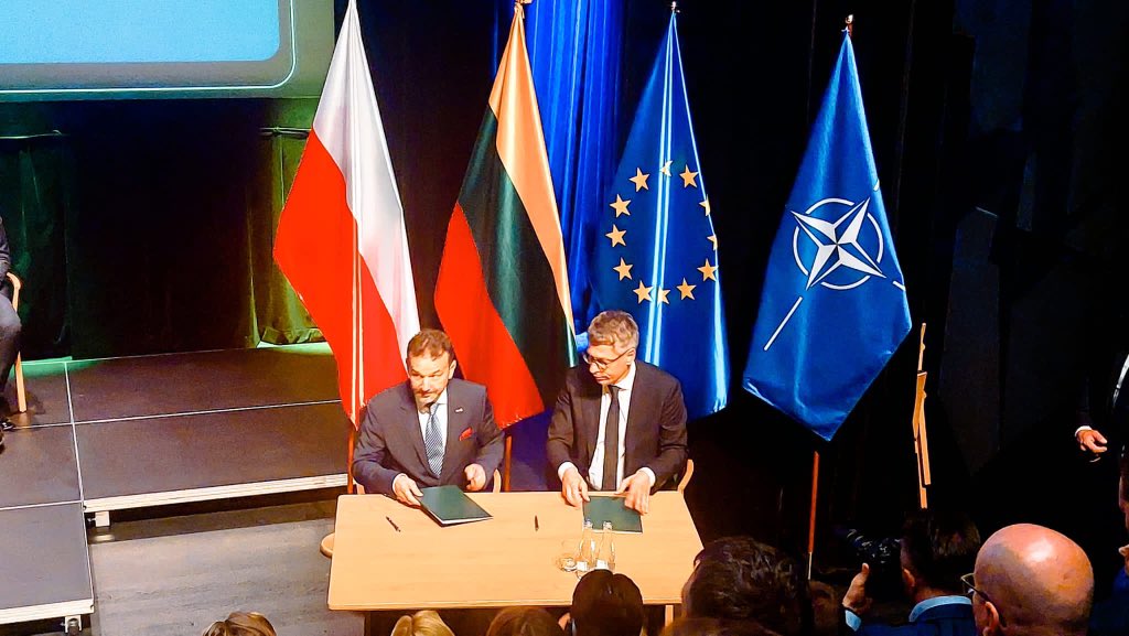 Defence24pl's tweet photo. Podpisanie porozumienia o współpracy w dziedzinie cyberbezpieczeństwa między: Defence 24 i Infobalt (Piotr Małecki, CEO Defence 24 Group, Simonas
Černiauskas, CEO Infobalt).
#Polska 🇵🇱 #Litwa 🇱🇹
@Piotr_Malecki #Defence24 #CyberDefence24 #Infobalt https://t.co/sBGMn14Dcb
