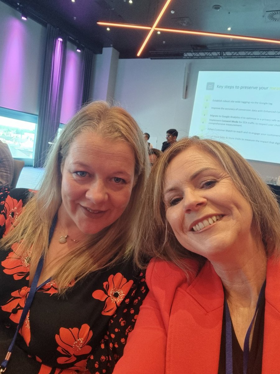 Yay reunited <a href="/SocialOnya/">Aine Mc Manamon</a> here with my sister <a href="/EcoActiveSocial/">Roz</a> also #Digitalsummit24 #dbisummit24