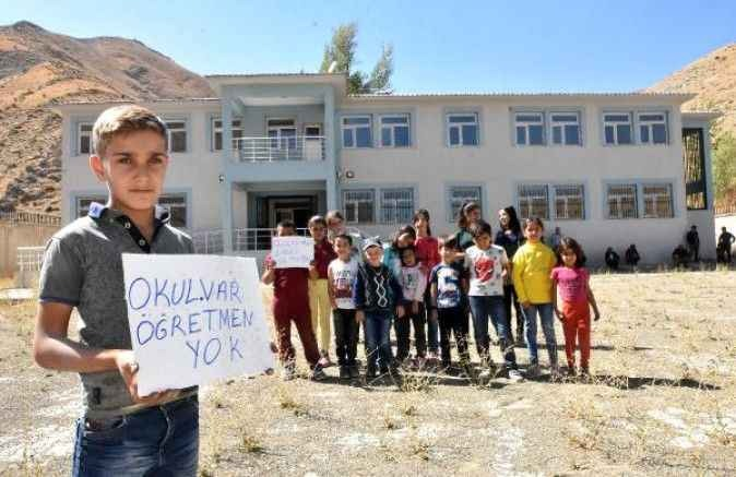 %95 öyle mi? Ücretli öğretmenlik başvurularıyla beraber sistem içine dahil olacak ücretli öğretmen sayısının 125-130 bin arası olması bekleniyor. Sistemi ücretli öğretmenlik uygulaması ile doldurup "%95'iz, biz hazırız" demek altı delik leğene su doldurup taşımaya benzer.