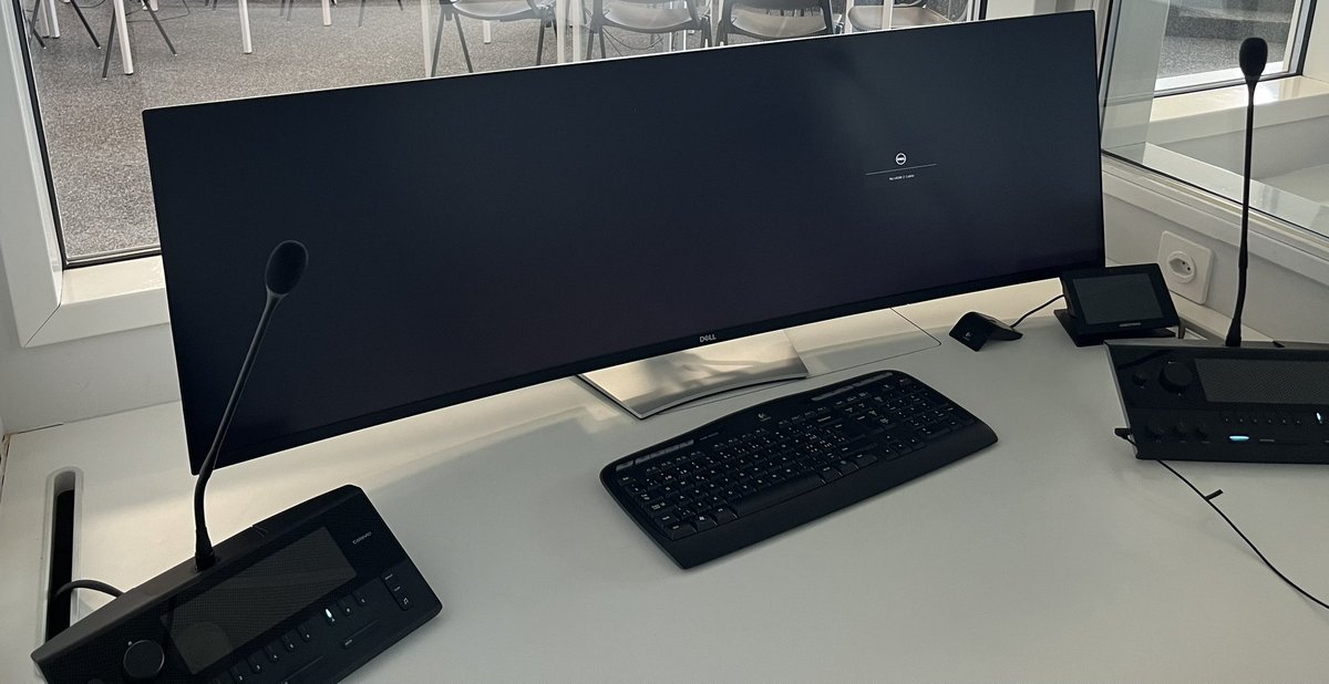 When bigger IS better: extra-wide triple-split screens ensure #terps get all the visual input they can, whether  the speaker is in the room or online. <a href="/FTI_UNIGE/">FTI_UNIGE</a>’s  flagship room, the  Antoine Velleman auditorium, is coming together nicely…