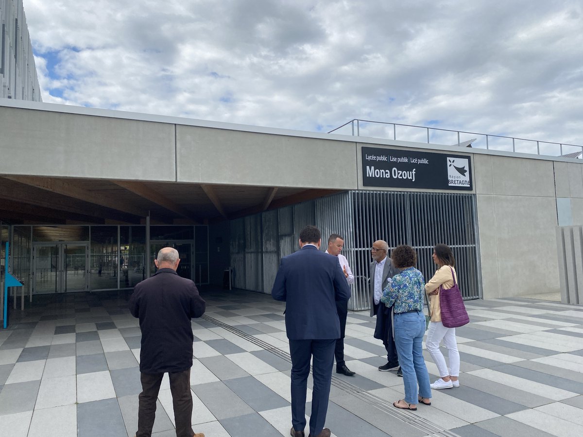FCPE_nationale's tweet photo. #TourFCPE2024 Morbihan. 4 sept, 14h30. Visite guidée du lycée public Mona Ozouf à Ploërmel inauguré il y a un an, après 50 ans de lutte en faveur du public. Dernier détail manquant : un internat. La FCPE travaillera en partenariat avec le proviseur Laurent Véron sur le sujet. https://t.co/fTU4MKC8Aw