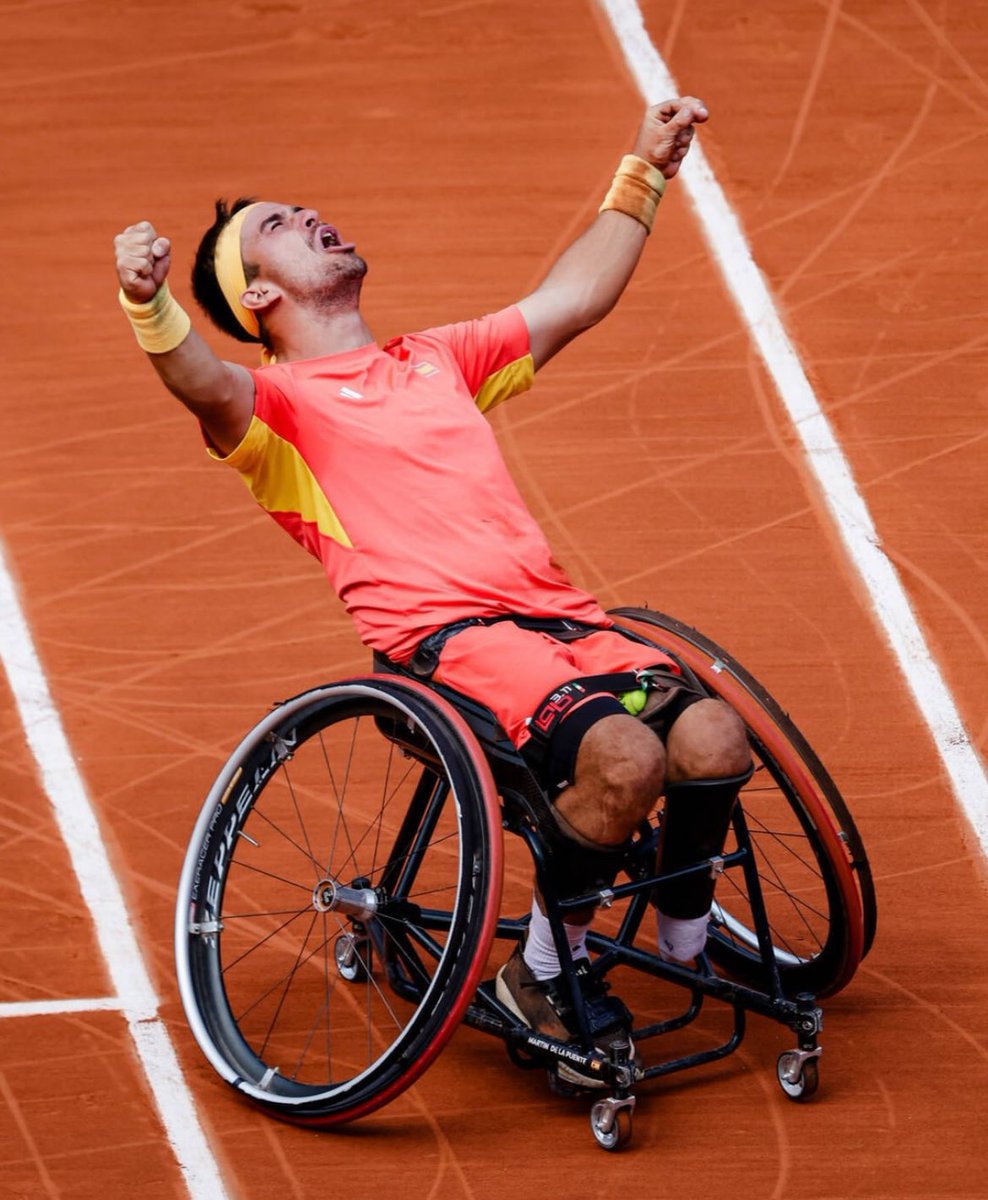 Día histórico para el tenis en silla de ruedas español, <a href="/tindelapuente/">Martin de la Puente</a> disputa las semifinales del cuadro individual en los JJPP de Paris y nuevamente estaremos retransmitiendo en directo desde <a href="/rtveplay/">RTVE Play</a> sobre las 14.00 y en diferido desde @Teledeporte a las 15.45.