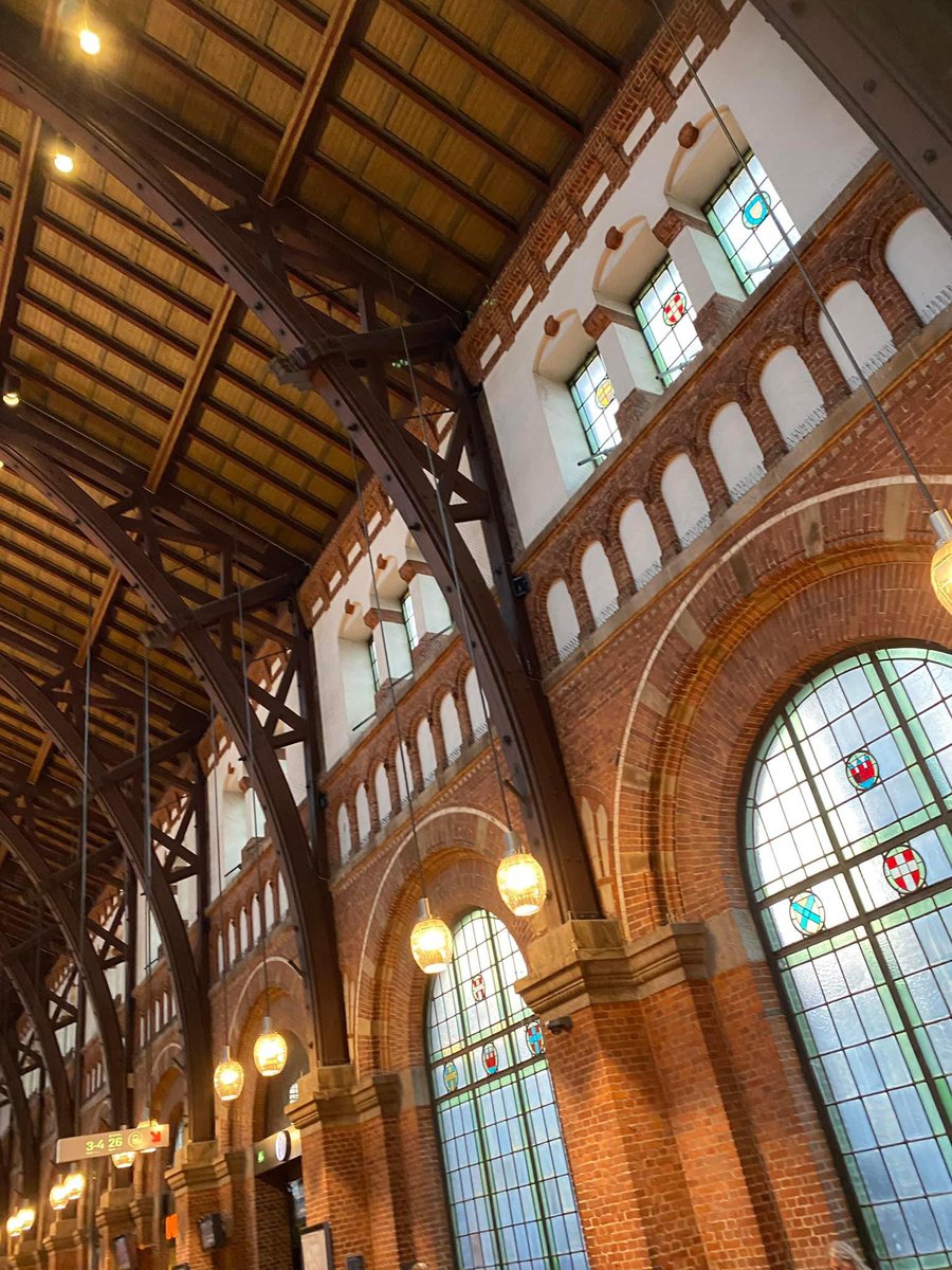 Mikkel_Bjorn's tweet image. På Københavns Hovedbanegård har der i månedsvis hængt Ukrainske flag. 

Regnbueflag har hængt der under hele Pride-uge.

Men i dag, på den officielle flagdag for Danmarks udsendte, ser det således ud. 

Hvor er det dog vildt. 

#dkpol #dkmedier