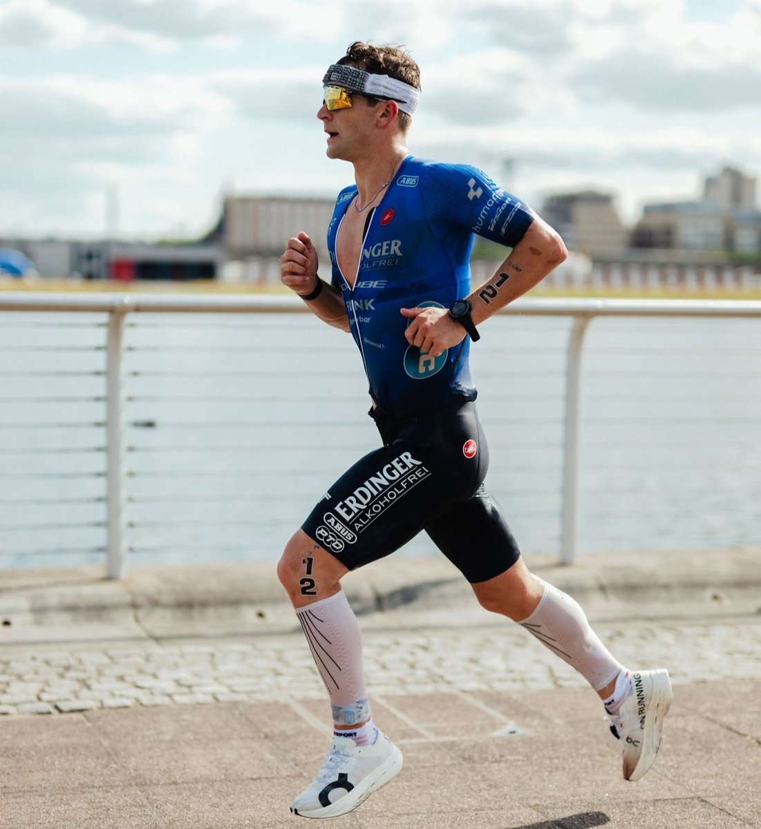 ‼️Frederic Funk y el entrenamiento en altura 

“En altura me pongo las zapatillas de placa de carbono para mis series a ritmo de 3:20/3:25 para mantener la misma velocidad que estando a nivel del mar entrenando con zapatillas normales”

Vamos que no baja el ritmo ni de coña 🤣