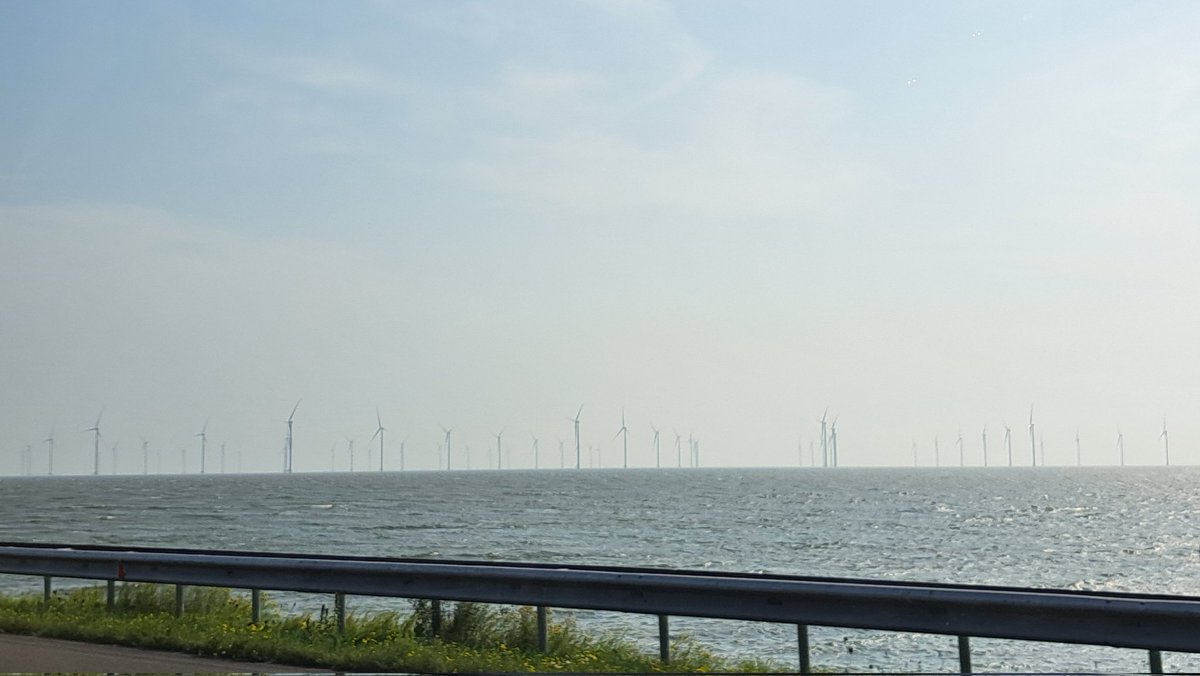 Kan iemand mij uitleggen waarom ze allemaal stil staan. Ik vind ze echt een verpesting van het vrije uitzicht/vergezicht #afsluitdijk #wjndmolen