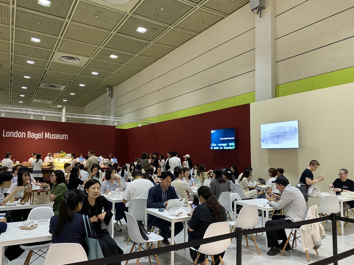 작년에 프리즈 서울에 노티드가 입점했었는데 올해 플리즈서울에는 런던베이글뮤지엄이 입점
프리즈서울에서 제일 붐비는 스팟