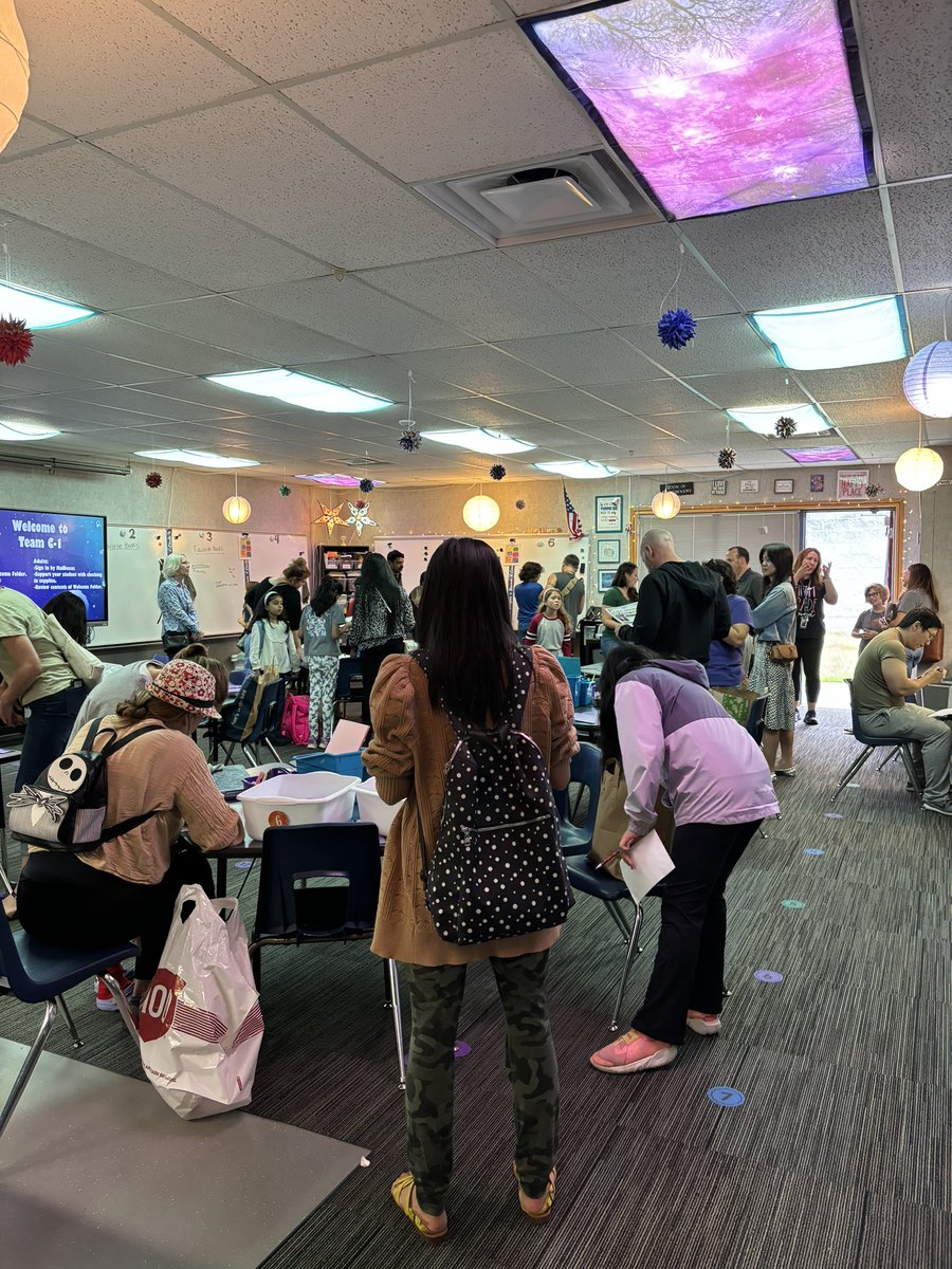 SilverfirsE's tweet photo. Meet and Greet was so fun! Students and families were so excited! @EPS_Region2 @EverettSchools @DrIanBSaltzman https://t.co/ZlnZsWPJ7C