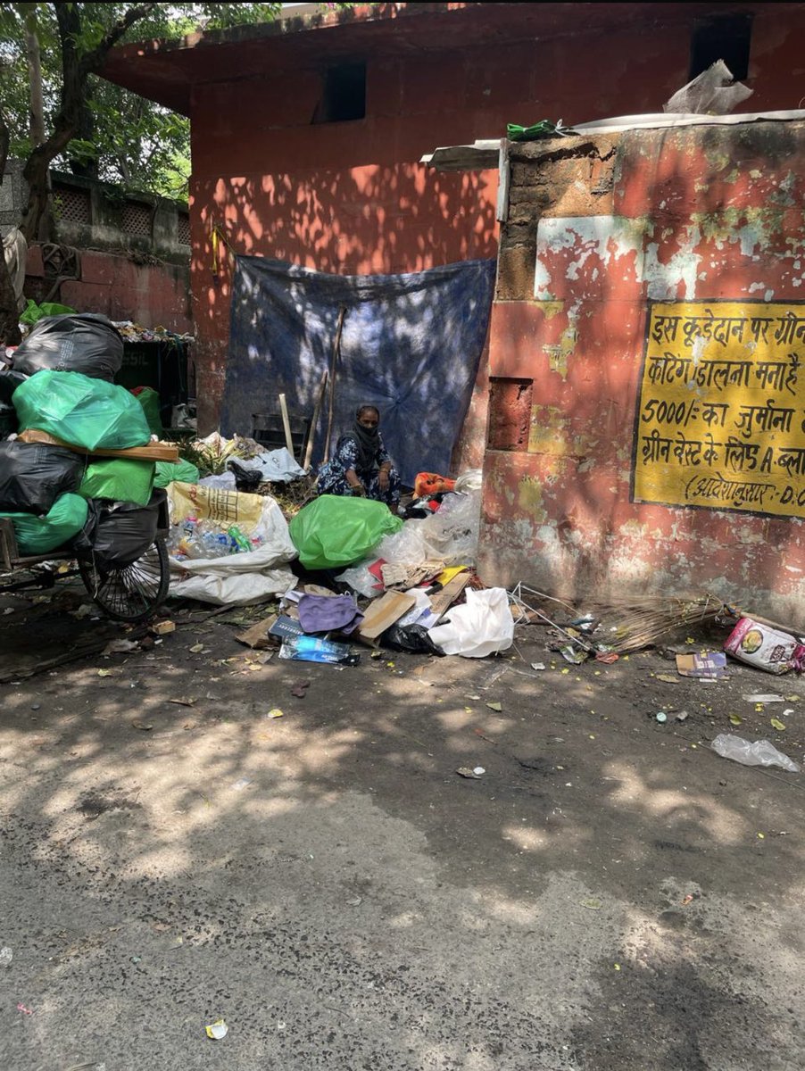KhannaParashar's tweet photo. Premier colony in New Delhi, Vasant Vihar,  a host to 18 schools and 50+  Embassies/ Missions is now a civic mess despite paying the highest property taxes. Urgent intervention is required https://t.co/rY3aRkdaRC
