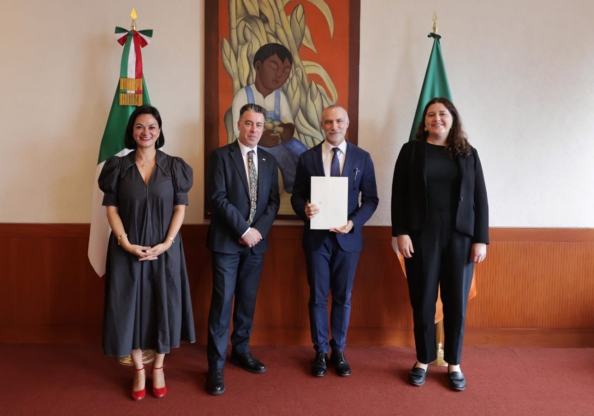 Participé en la presentación de copias de cartas credenciales del embajador designado de <a href="/IrishEmbMexico/">Irish Embassy Mexico</a>, Ruairí de Búrca, un gran amigo de México. En la visita del Tanaiste <a href="/MichealMartinTD/">Micheál Martin</a> la Canciller <a href="/aliciabarcena/">Alicia Bárcena</a> le entregó el beneplácito personalmente. Bienvenido!